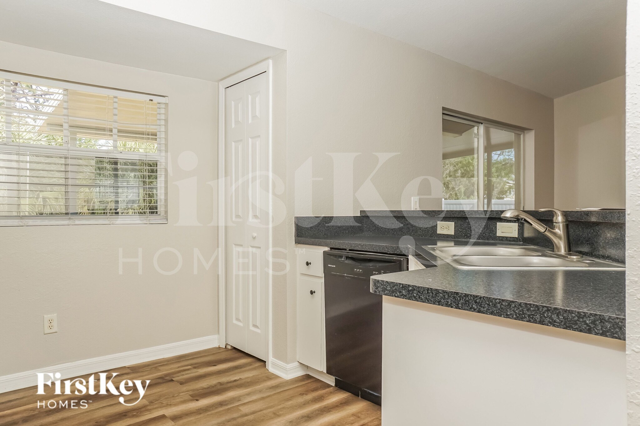 Building Photo - 3240 Alesio Ave