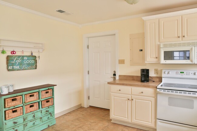 Building Photo - Charming Beach-Front 4bd Home
