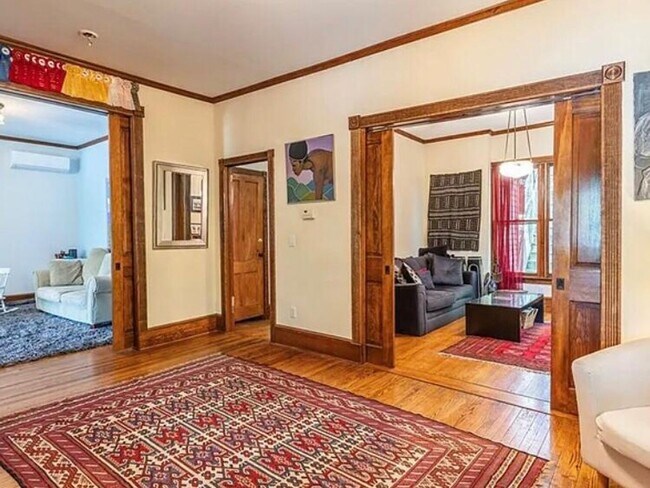 Building Photo - 3 bedrooms home in downtown