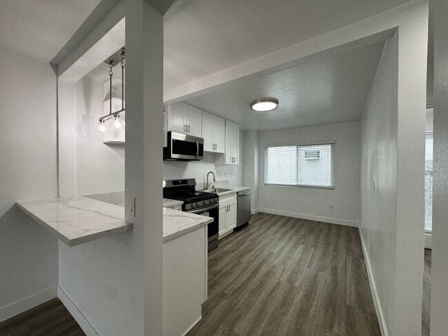 Interior Photo - 5725-29 Vineland Ave