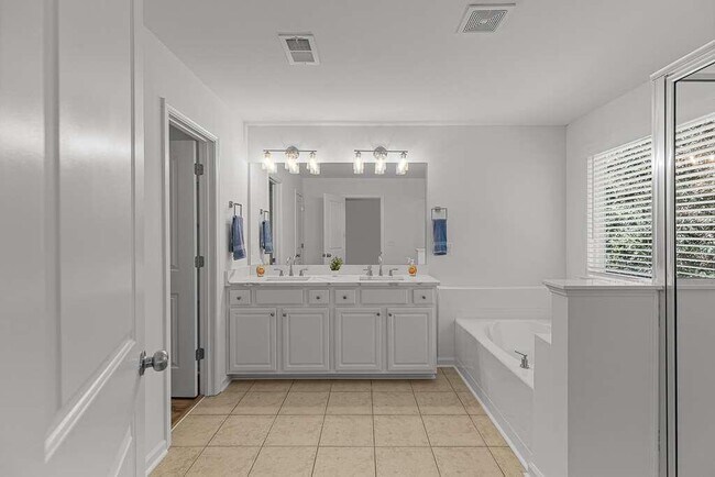 Building Photo - 3206 Montauk Hill Dr