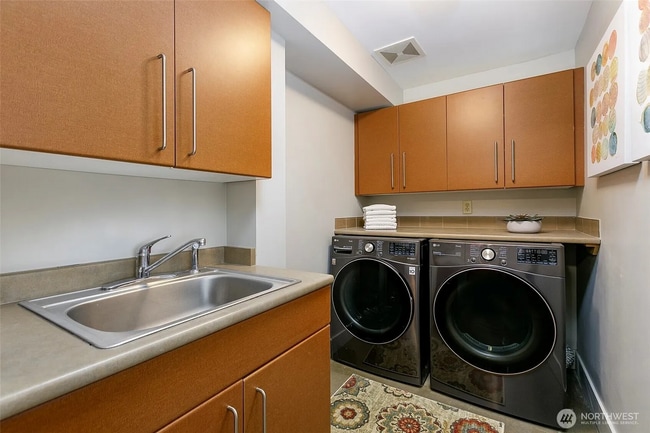 Building Photo - Spacious 2 bedroom 2 bath condo with parki...