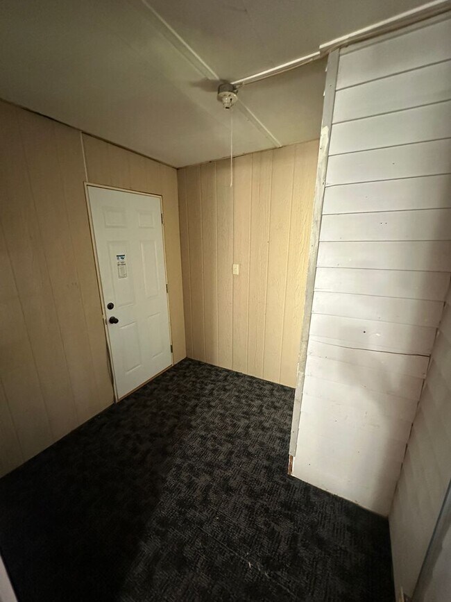 Building Photo - 2 bed/1 bath