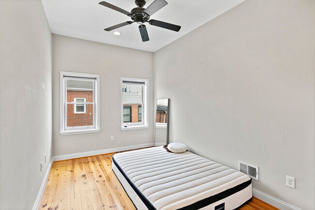 Building Photo - 614 S Port St