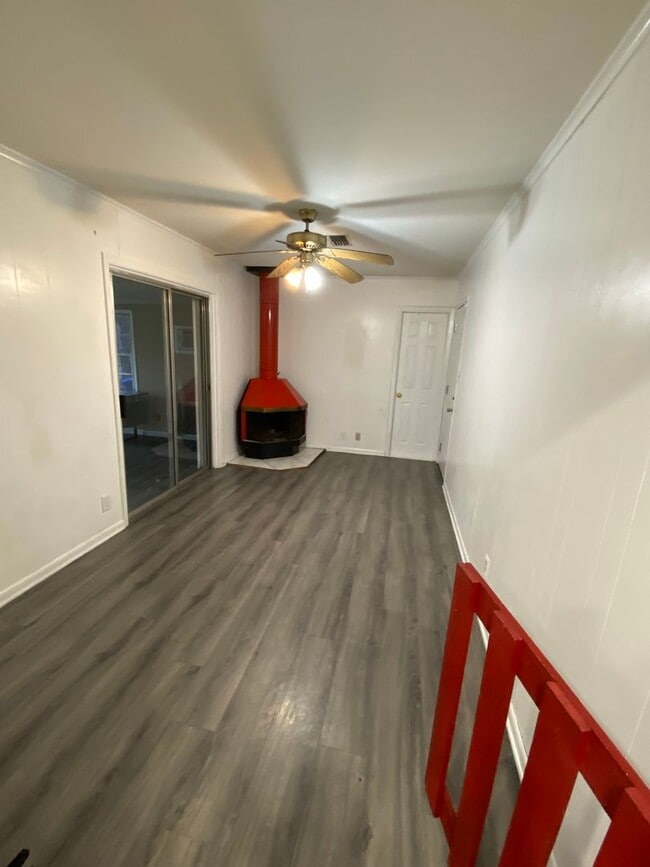 Building Photo - 833 Camilla Dr