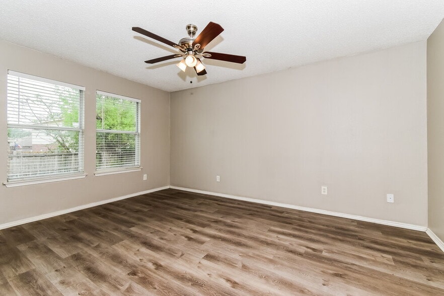 Building Photo - 1112 Alexandria Dr
