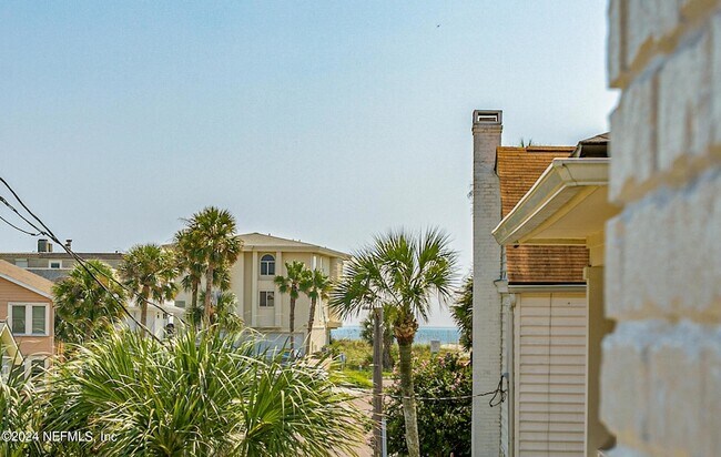 Building Photo - 207 Lora St
