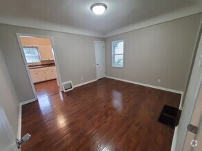 Building Photo - 2 bedroom, 1 bathroom home!