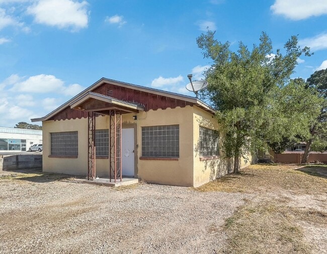 Building Photo - 13 Bedrooms 3 Bathrooms for rent in LOVING NM