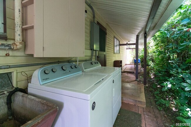 Building Photo - IMMACULATE AND CLEAN 3BR/1.5BA WITH 2 BONU...