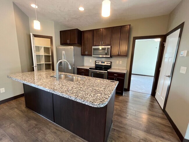 Building Photo - 3 Bed/2.5 Bath Townhome in Downtown Sioux Falls!!