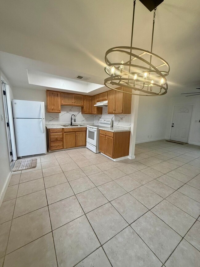 Building Photo - 337 SE 12th Ave