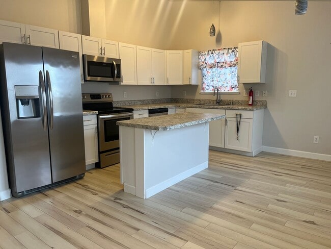 Building Photo - Remodeled Townhouse with Garage