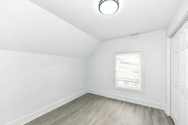 Building Photo - 942 W 27th St