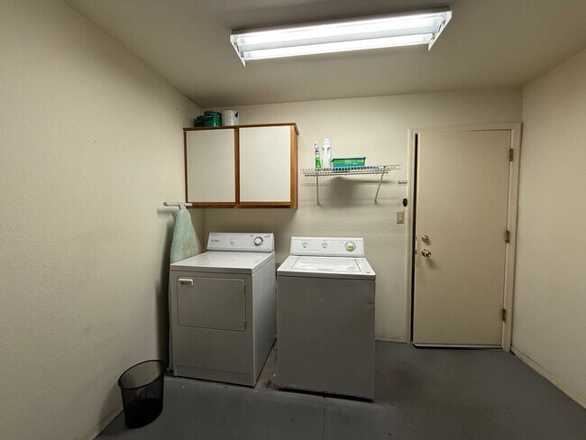 Building Photo - SUN CITY 55+ COMMUNITY - TWO BEDROOM TOWNH...