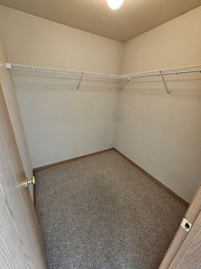 Building Photo - Townhome with 3 bedrooms and garage!  New paint and flooring!