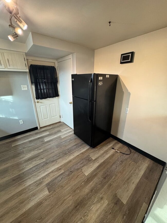 Building Photo - 2108 Lucina Ave