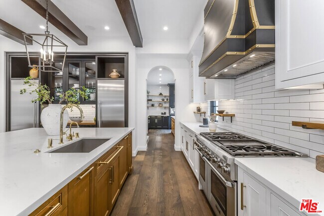 Building Photo - 820 N Vista St