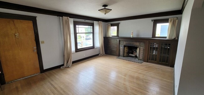 Building Photo - Glendale Awaits You