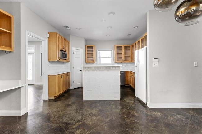 Building Photo - 2203 Lindell Ave