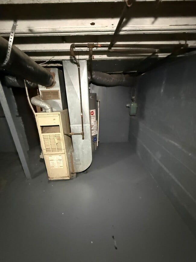 Building Photo - Cute 2 Bedroom Home with Large yard!