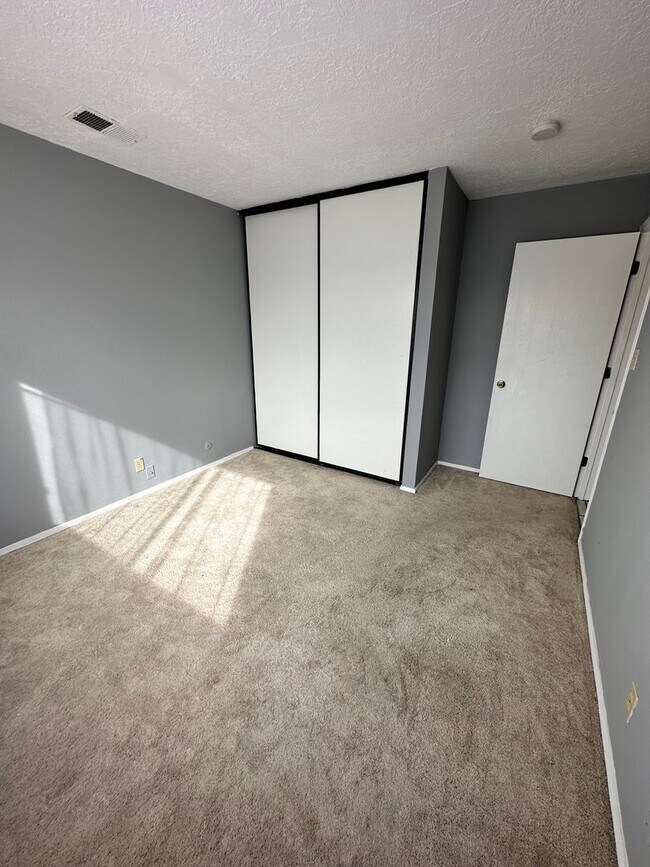 Building Photo - 3 Bedroom 2 Bathroom New flooring