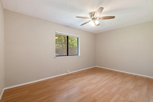 Building Photo - 10211 Missel Thrush Dr