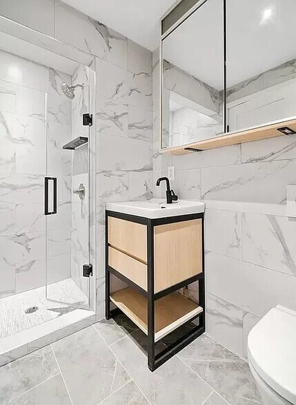 Building Photo - 207 E 4th St