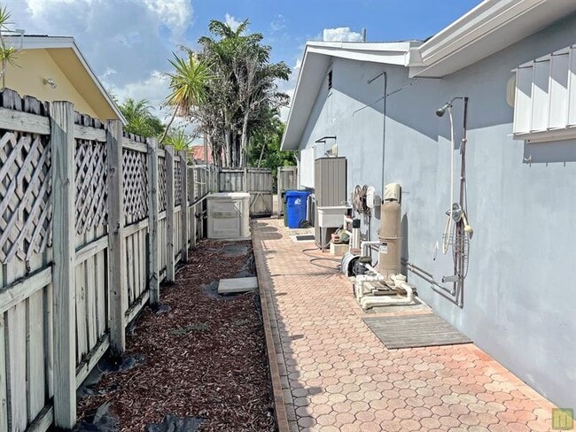 Building Photo - 3318 NW 68th Ct