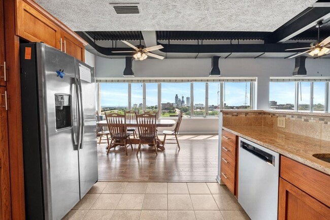 Building Photo - Breathtaking downtown East-facing, penthouse condo - FURNISHED!