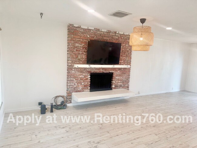 Building Photo - Stylish 3-Bedroom Home with Fenced Yard, S...