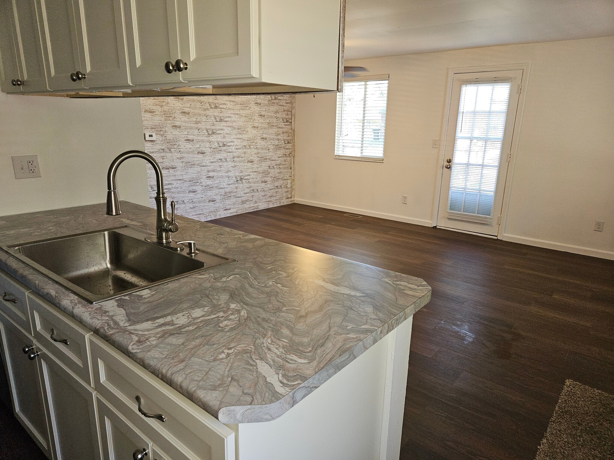 Kitchen bar - 7675 Pomeranian Dr