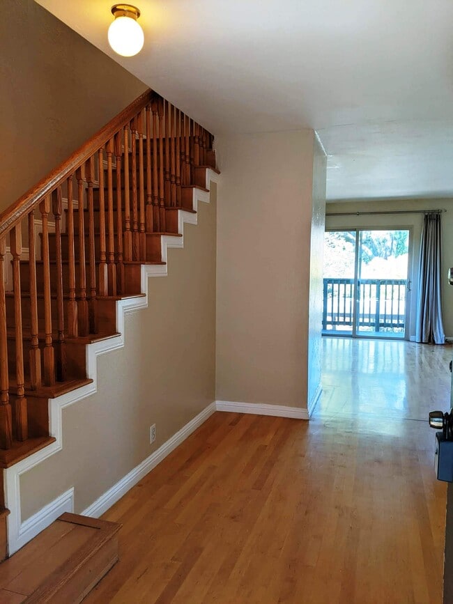 Building Photo - 105 Ascot Ct