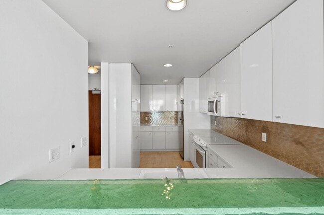 Building Photo - Light Filled 2 Bed, 2 Bath South Beach Por...