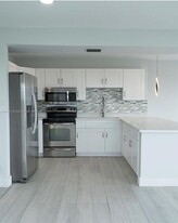 Building Photo - 4174 Inverrary Dr