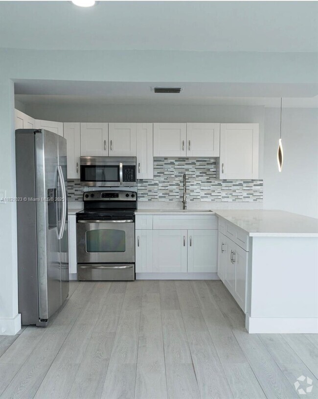 Building Photo - 4174 Inverrary Dr