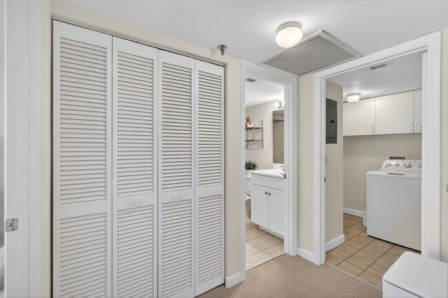 Building Photo - 1300 Jimmy Buffett Mem Hwy