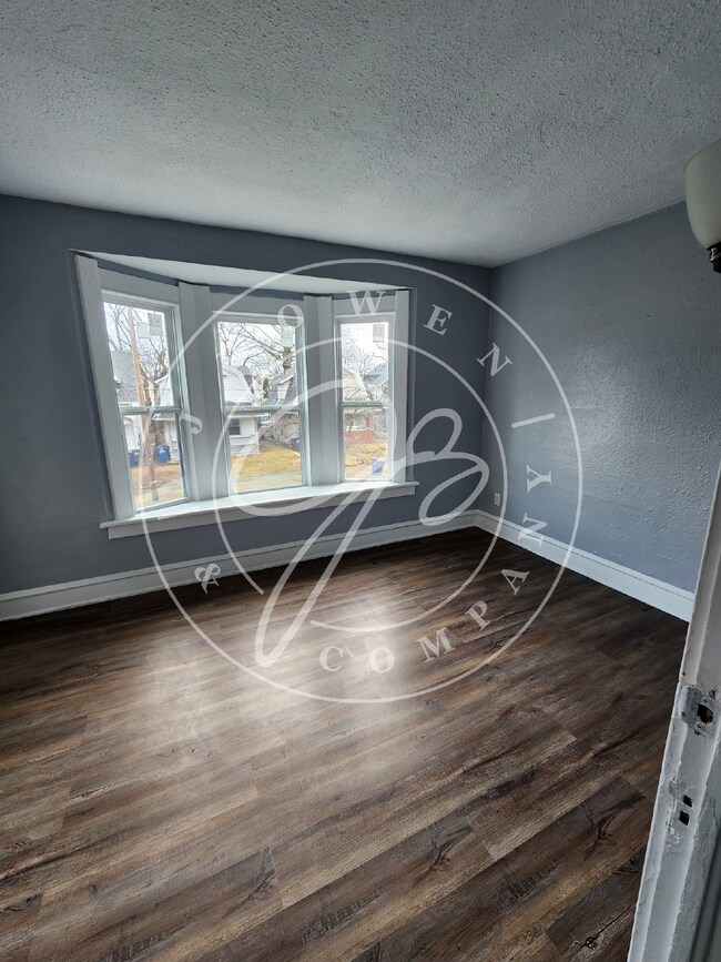 Building Photo - 3 bed 1 bath with lots of space!