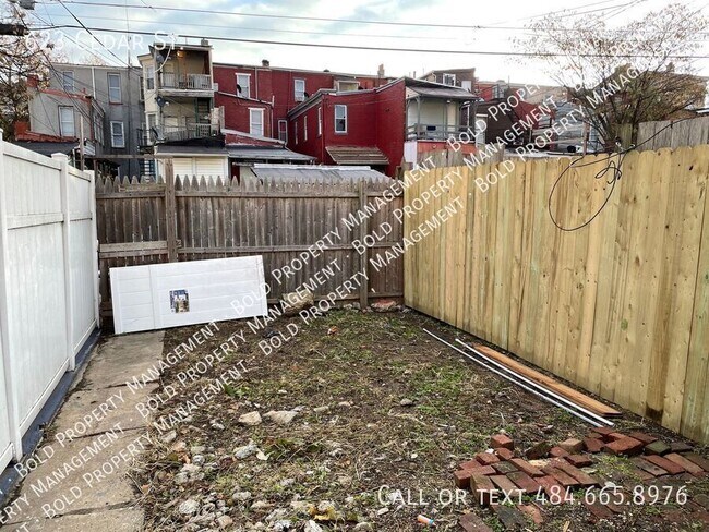 Building Photo - 623 Cedar St