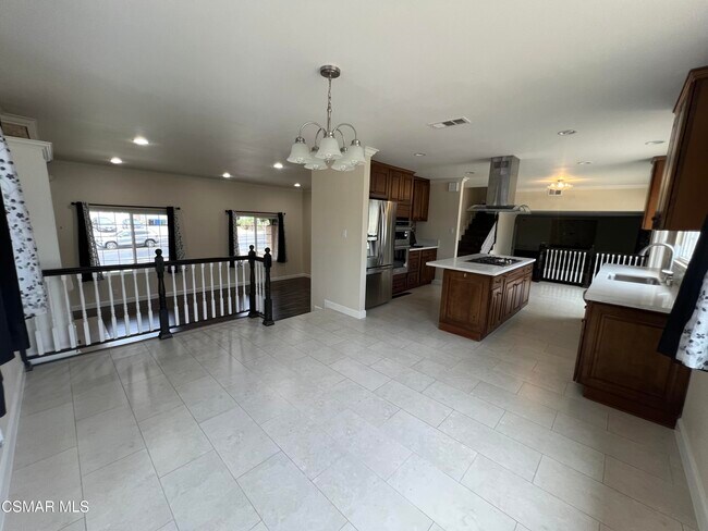 Building Photo - 334 W Avenida De Las Flores