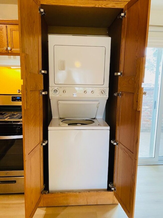 Building Photo - $1,550 Palm & Shaw, 2 Bedroom Condo - N Wi...