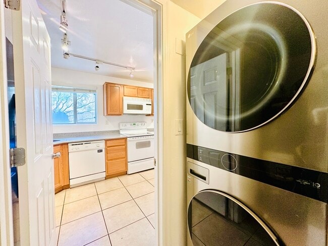 Building Photo - Spacious 2 Bedroom + 2 Bathroom Townhome w...