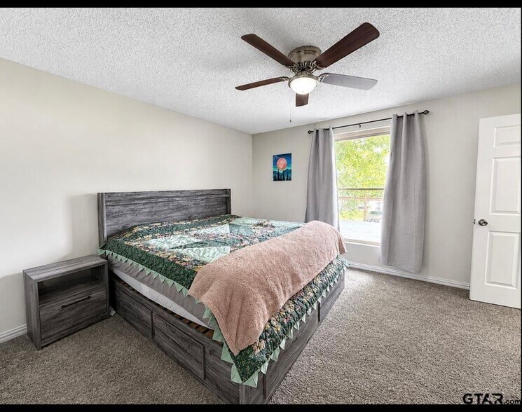 Building Photo - 22733 Creekwood Dr