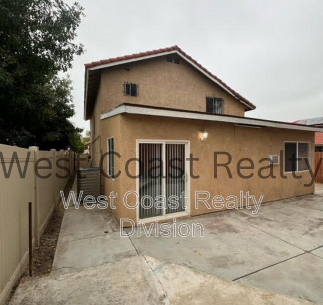 Building Photo - 1847 S Raintree Pl
