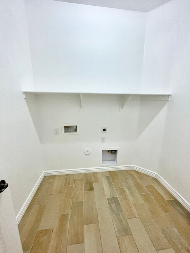 Building Photo - Gorgeous 3 Bed/2.5 Bath + Den Home In Chandler! Gated Community & Upgrades Throughout Home!