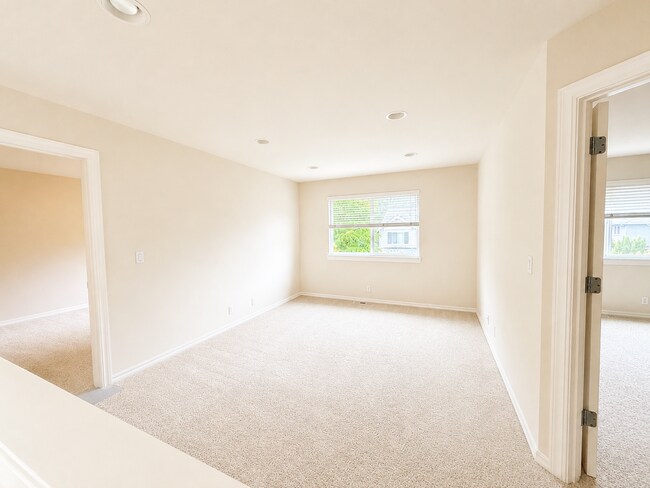 Building Photo - Spacious 5 Bedroom Home with A/C, Den, Waterfall in Prime Kenmore Cul-de-Sac