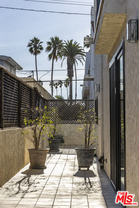 Building Photo - 818 6th St