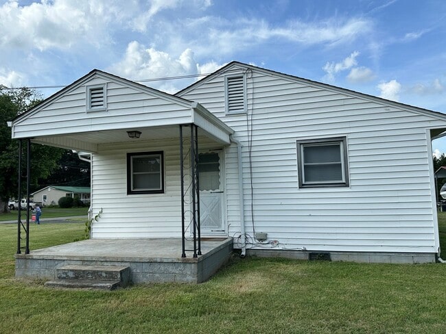 Building Photo - IMMACULATE ONE LEVEL HOME AVAILABLE IN SUR...