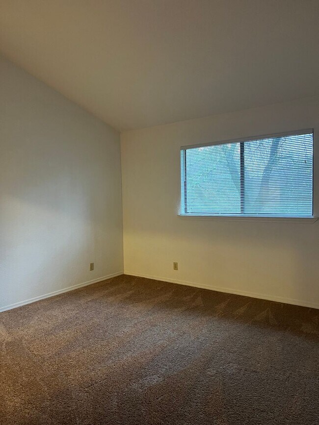Building Photo - SPACIOUS 2 BEDROOM CONDO - EACH BED HAS OW...