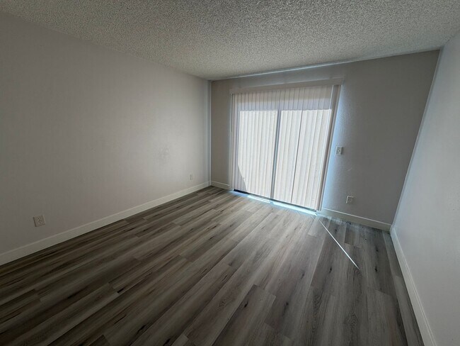 Building Photo - BEAUTIFULLY RENOVATED 3/2/2 CAR WITH DEN
